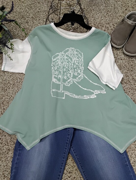 Fantastic Fawn Tops - 4018 Size Medium Fantastic Fawn Mint & White Short Sleeve Top with Boot Graphic
